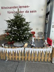 der wundervolle Weihnachtsbaum - gestiftet vom Hellweg Sta&szlig;furt - im Foyer