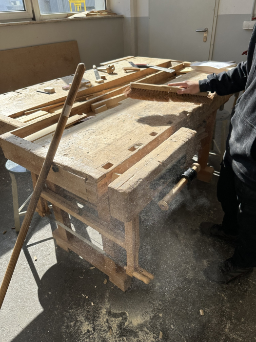 Arbeitsplatz abfegen